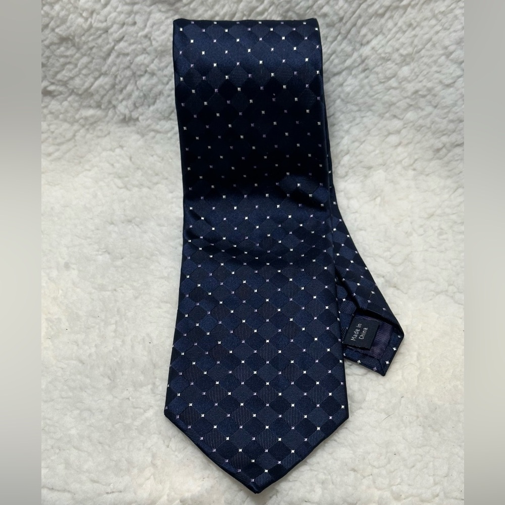 Izod Men’s Neck Tie 100% Silk Navy Blue w/White Geometric 38” x 3.5”